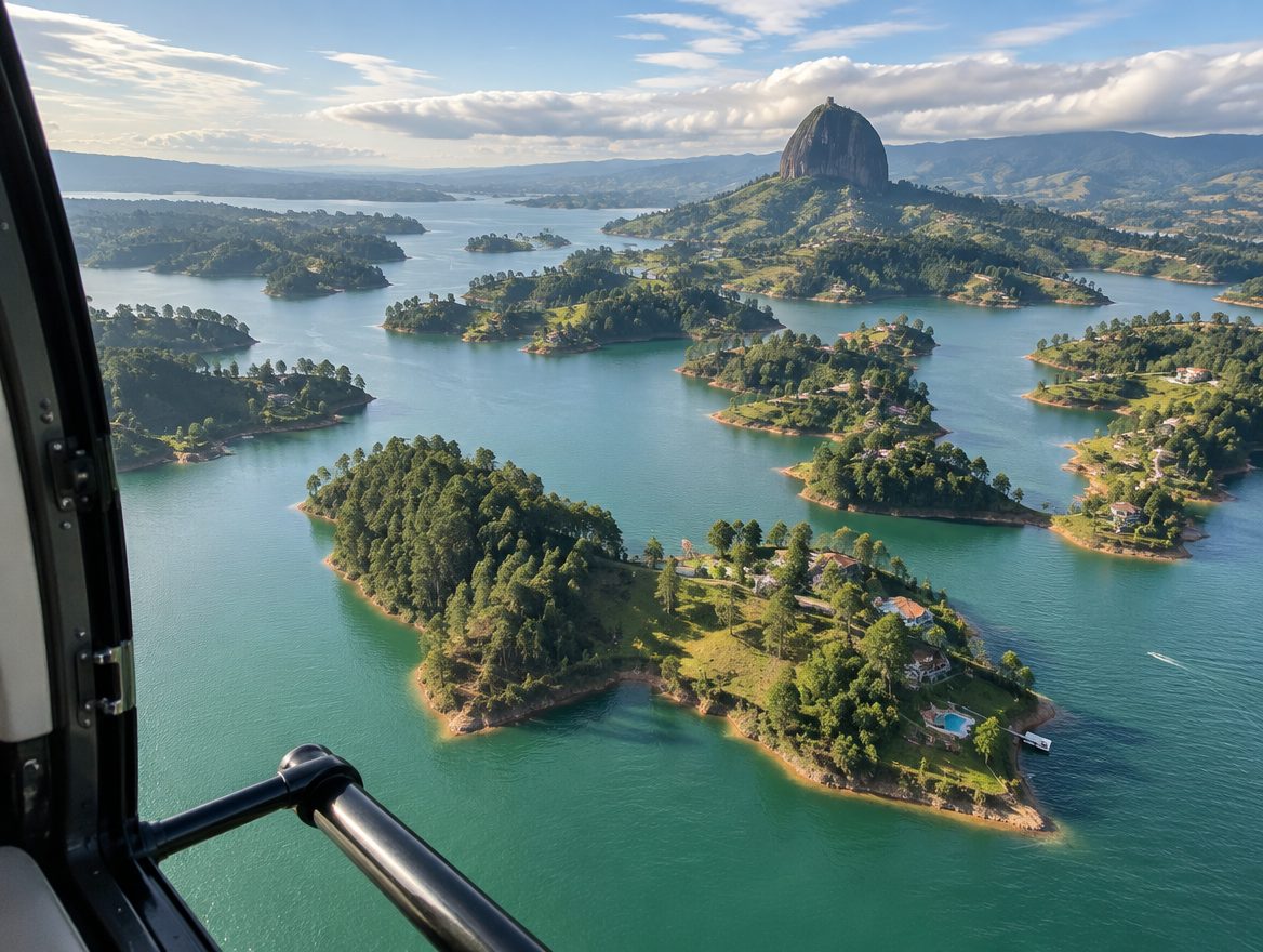 Vuelo en helicóptero sobre el embalse y la Piedra del Peñol