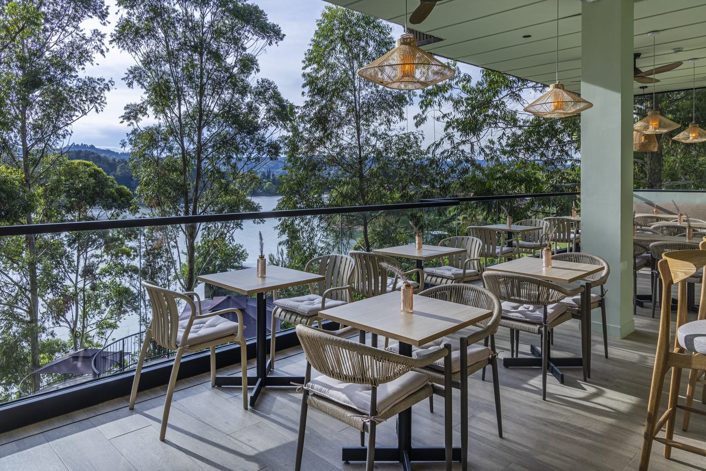 Terraza del restaurante de Velto Serene frente al embalse